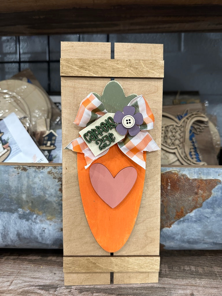 Prim Carrot Table Top Pallet