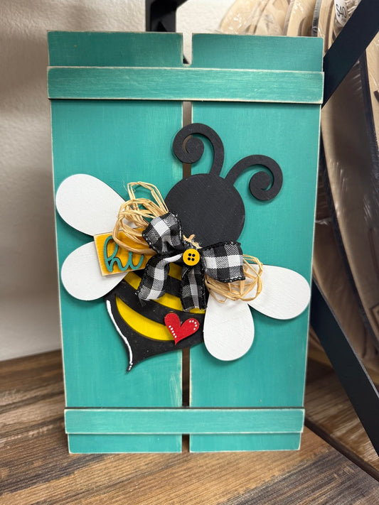Bee Pallet Shelf Sitter